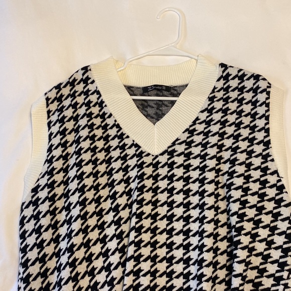 NEVER WORN Houndstooth V-Neck Oversized Sweater Vest - Picture 3 of 3